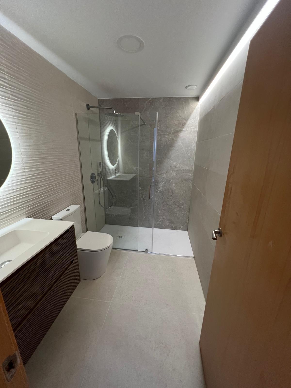Baño después de reforma integral en vivienda