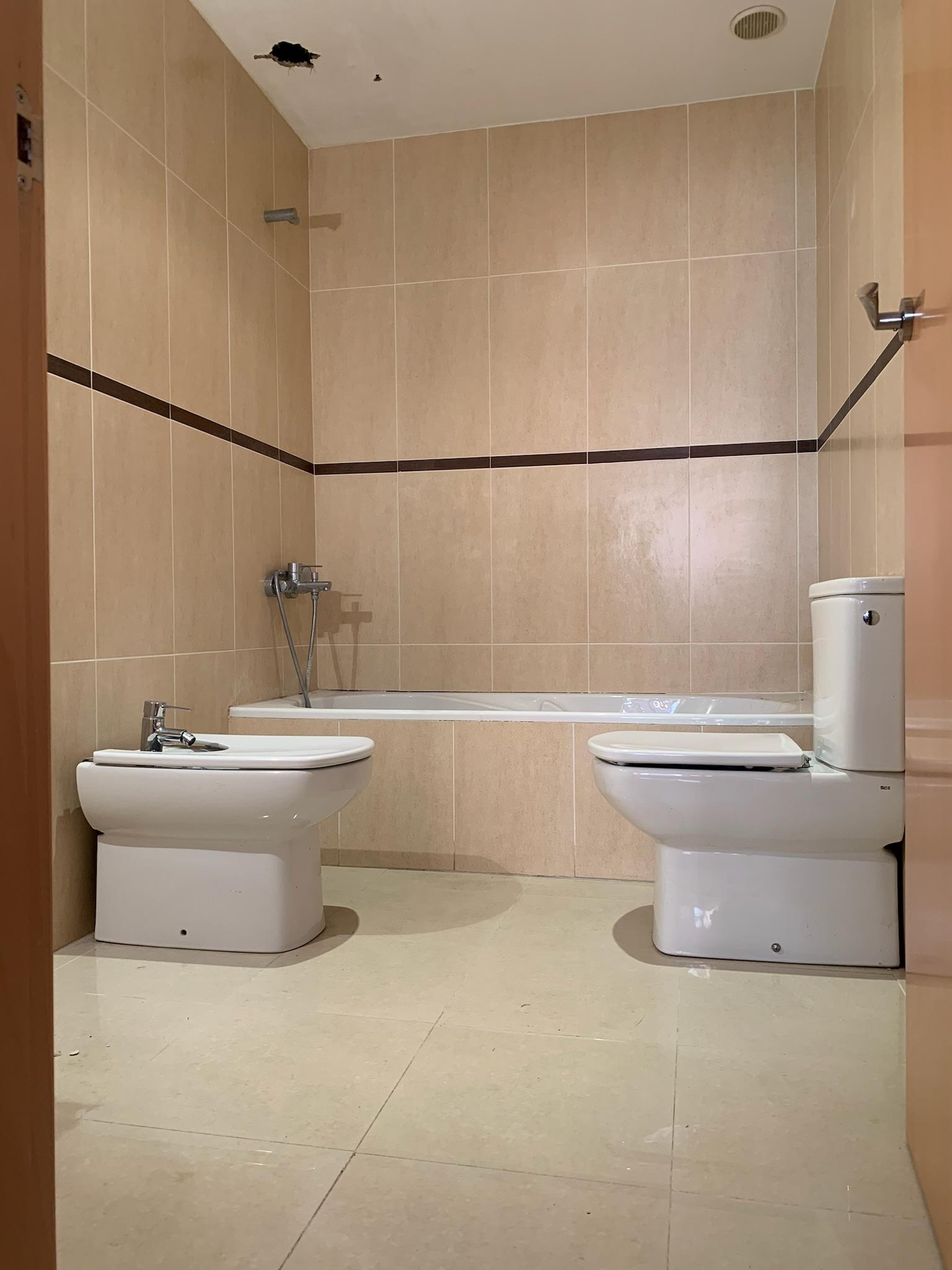 Baño antes de reforma integral en vivienda Baño antes de reforma integral en vivienda