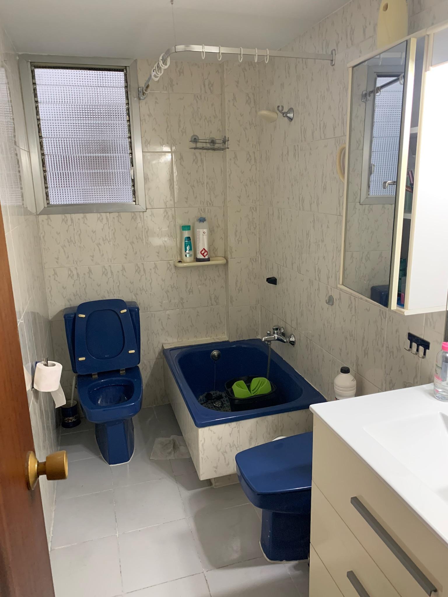 Baño antiguo antes de reforma en vivienda Baño antiguo antes de reforma en vivienda