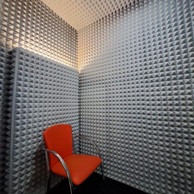 Cabina insonorizada con revestimiento acústico interior
