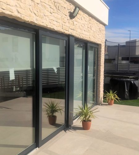 Reforma de terraza exterior en vivienda con pintura para puertas