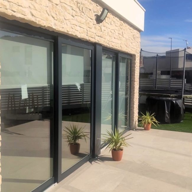 Reforma de terraza exterior en vivienda con pintura para puertas