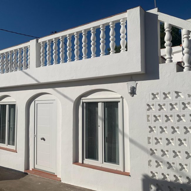Pintura exterior y reforma de fachada en vivienda unifamiliar