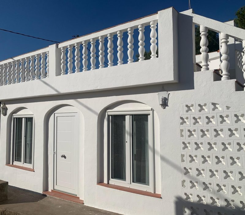 Pintura exterior y reforma de fachada en vivienda unifamiliar