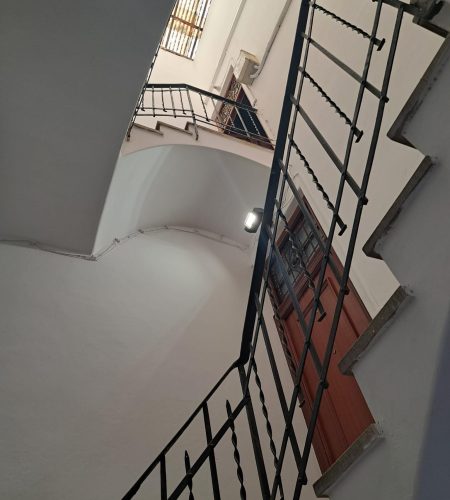 Reforma interior de escalera y acceso en vivienda